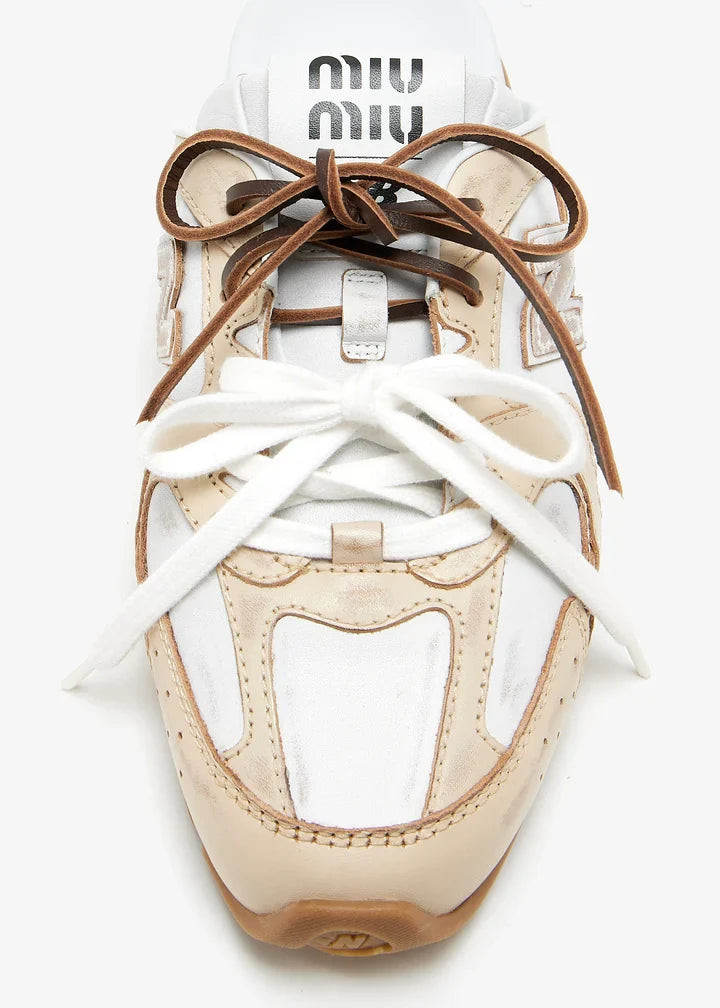 530 SL Mules – Cuir Blanchi & Semelle Gomme Gris Travertin Édition Blanche